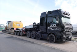 BBL Mietservice MB Actros L 4463 SLT  mit CAT 352 Next Generation  Abbruchbagger