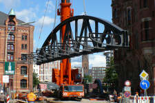 Montage der B�gen der Wandbereiterbr�cke in der Hamburger Speicherstadt durch den AC 500-2 von Krandienst Schulz