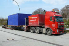 Transannaberg mit Flatbedcontainer und Kiste
