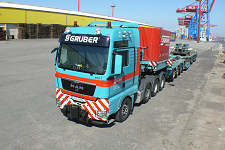 Gruber Schwerlastkombination im Hamburger Hafen