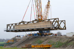 Sarens TC 2800-1, Hub einer 160 t Hilfsbr�cke in Spr�tze, November 2017